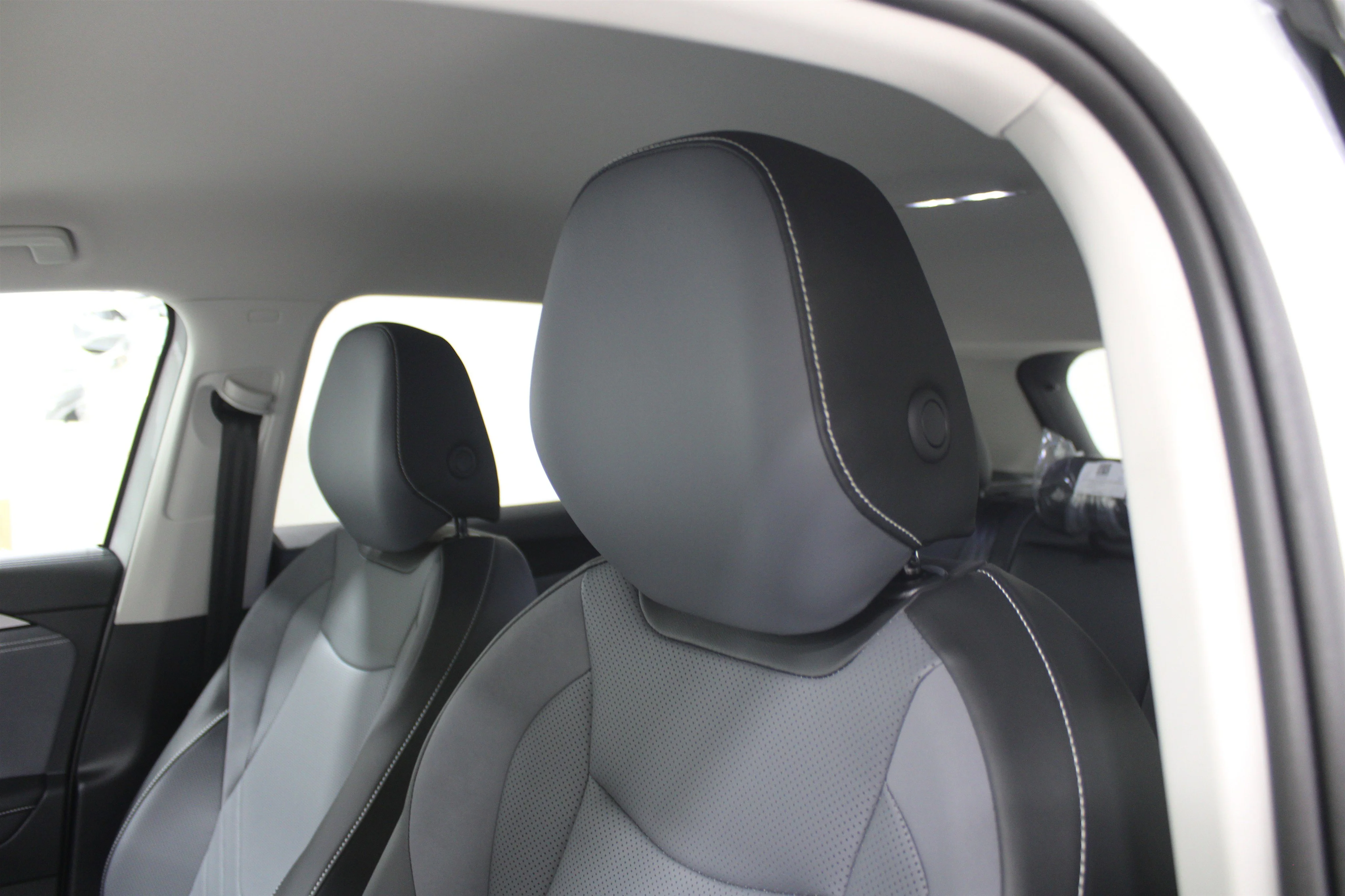New 2026 Pure White Volkswagen SE image 5