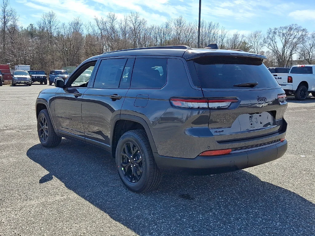 New 2026 Baltic Gray Metallic Clear-Coat Exterior Paint Jeep Laredo Altitude image 6
