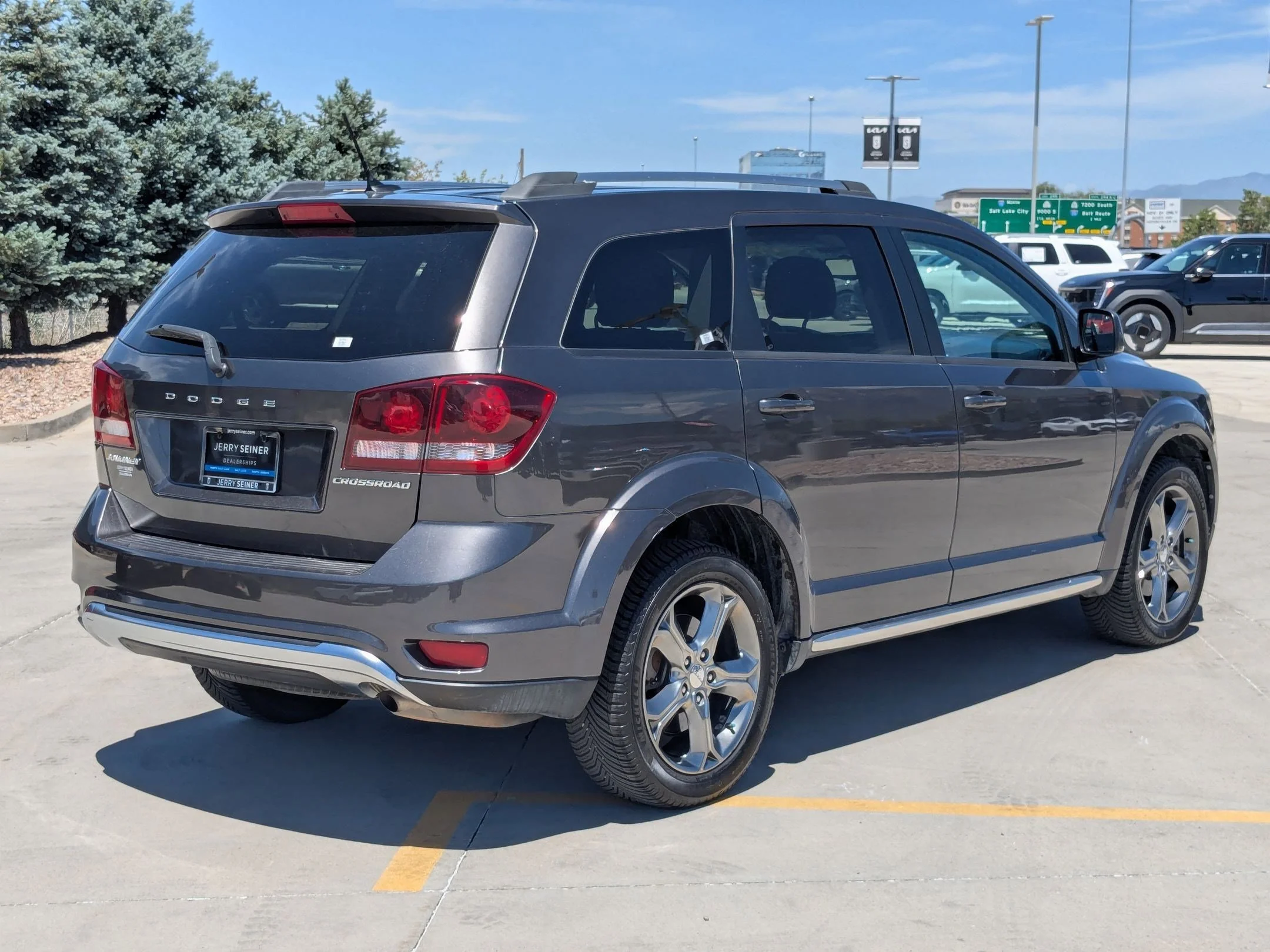 Used 2017 Granite Pearlcoat Dodge Crossroad Plus image 5