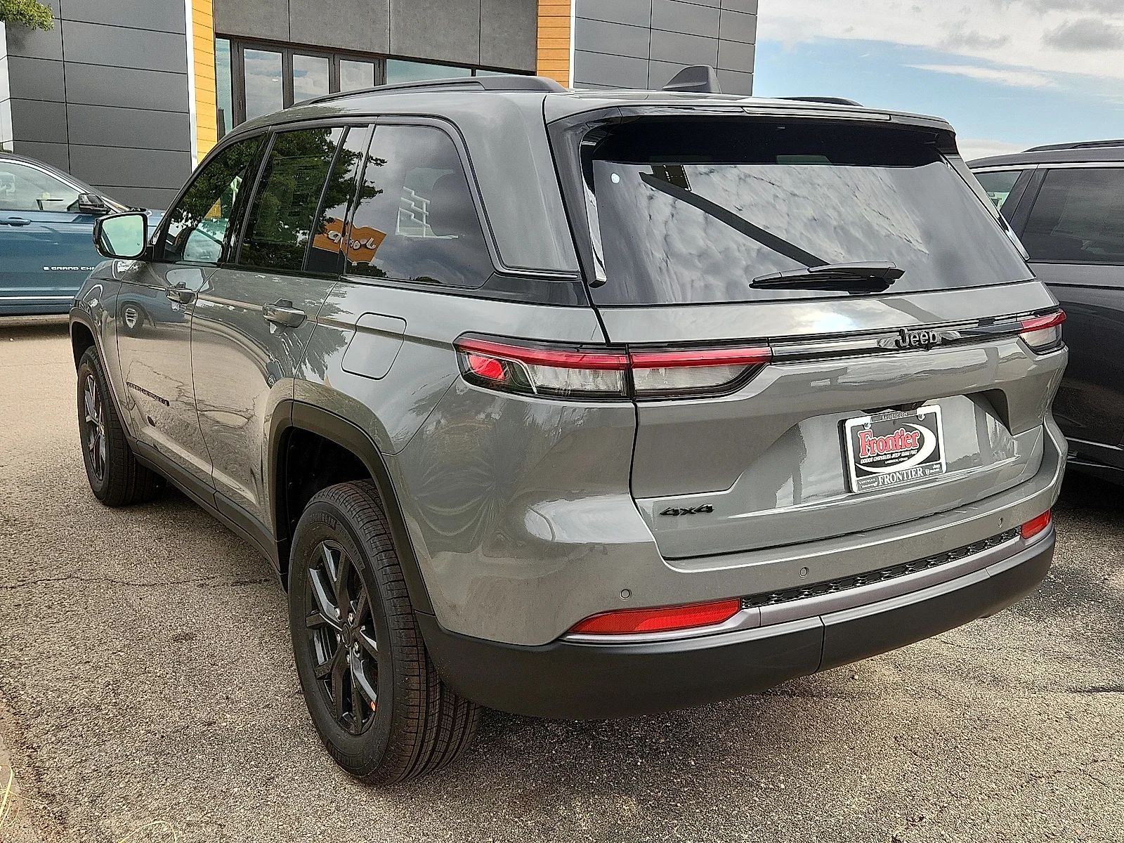 New 2027 Sting-Gray Clear-Coat Paint Jeep LAREDO ALTITUDE 4X4 image 2