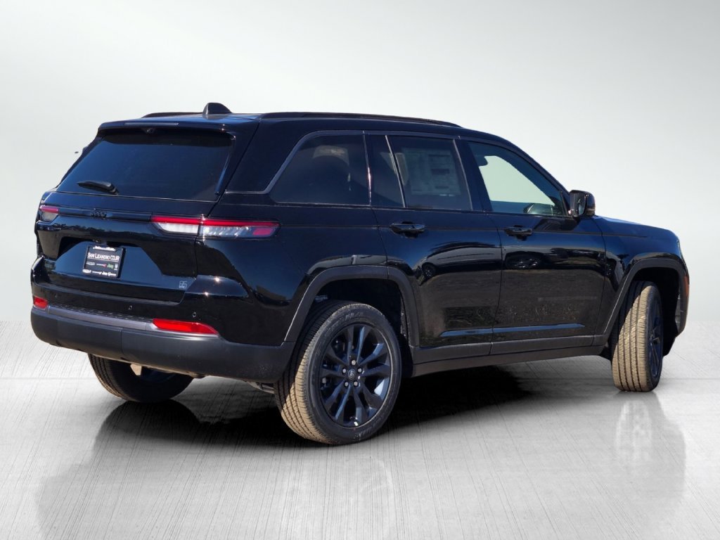 New 2026 Diamond Black Crystal Pearl-Coat Exterior Paint Jeep  image 4