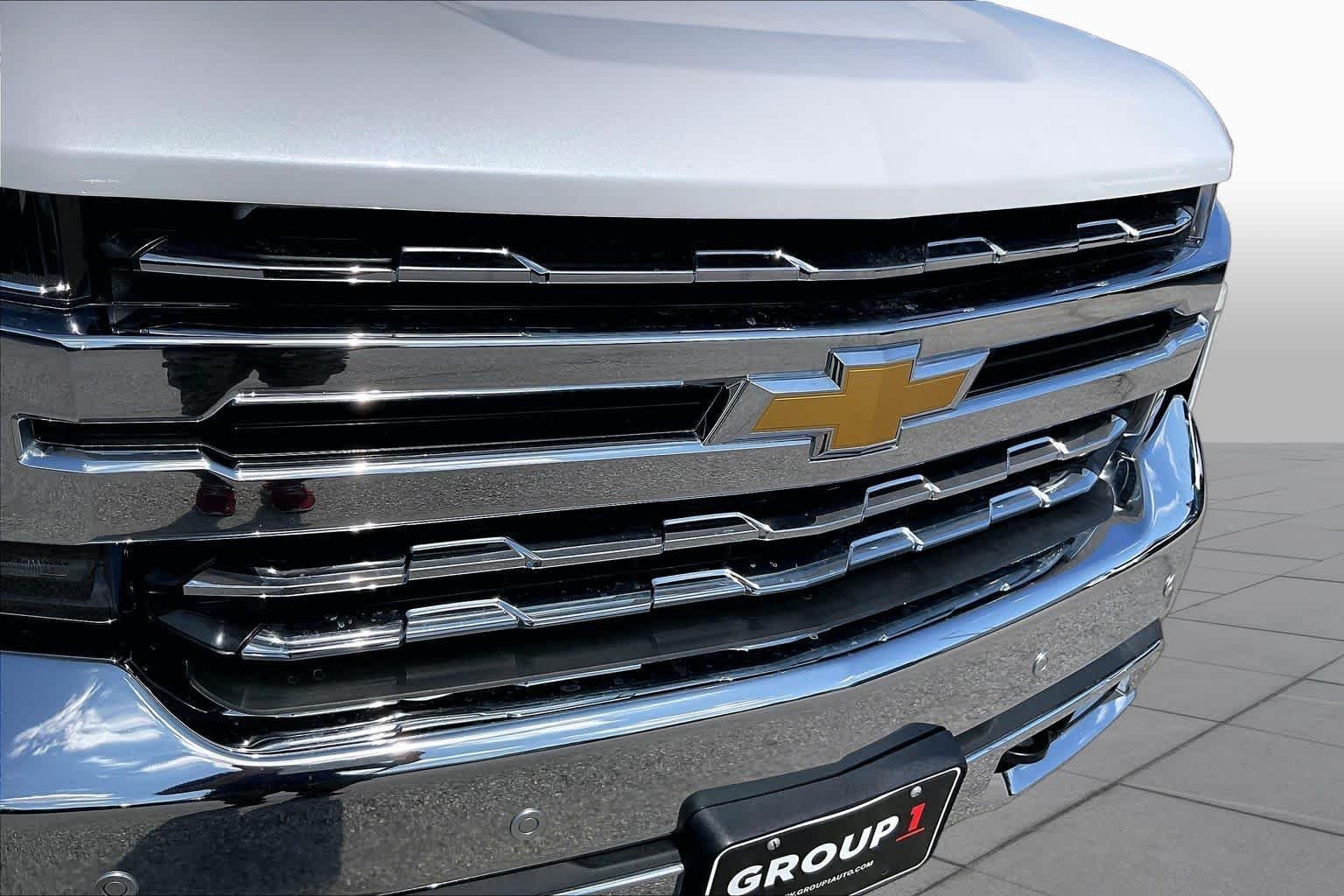 Used 2021 Iridescent Pearl Tricoat Chevrolet LTZ image 29