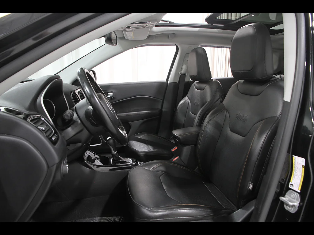 Used 2020 Diamond Black Crystal Pearl Coat Jeep Limited image 5