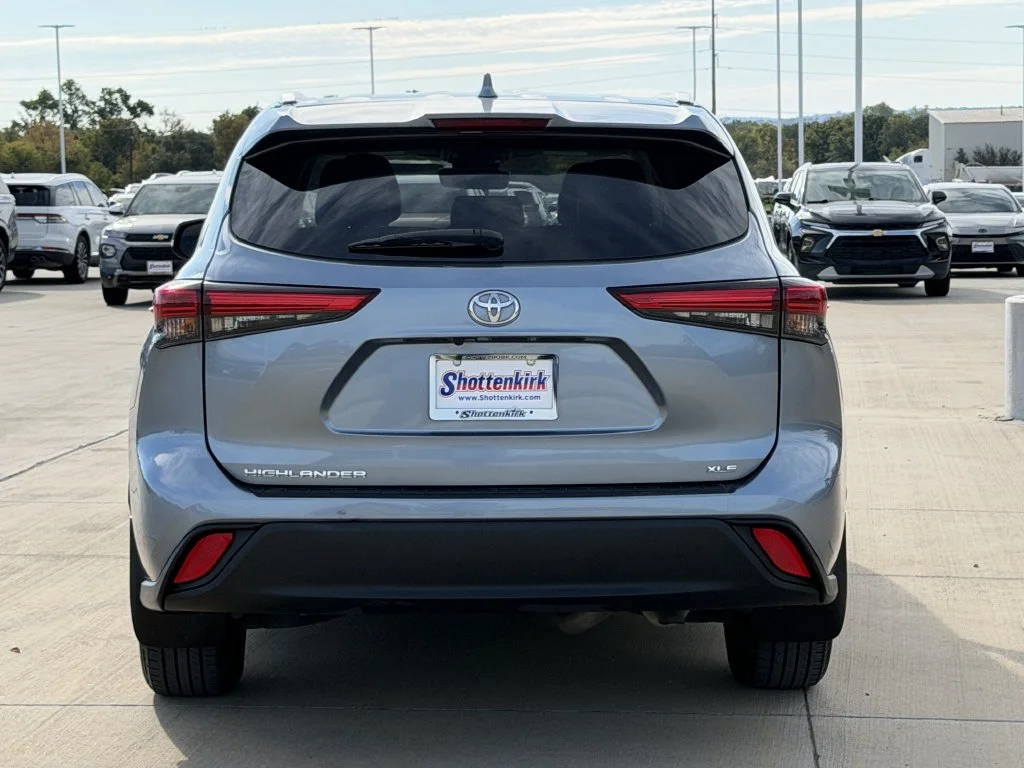 Used 2022  Toyota XLE image 5
