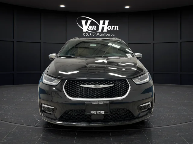 Used 2023 Brilliant Black Crystal Pearlcoat Chrysler Pinnacle image 2