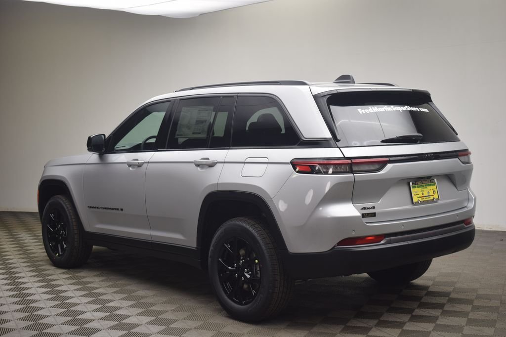 New 2026 Silver Zynith Exterior Paint Jeep Altitude image 12