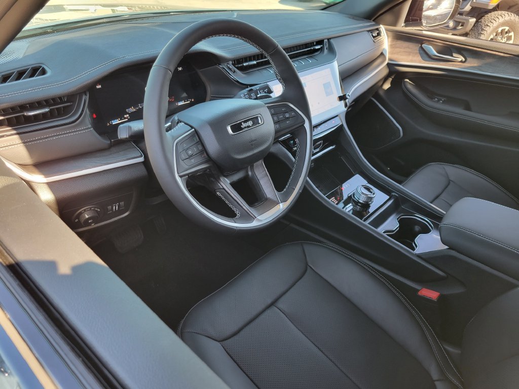 2027 Jeep Grand Cherokee photo 3