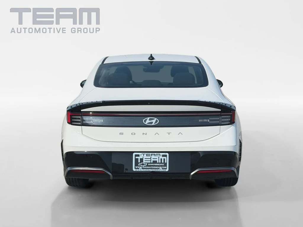 Used 2025 White Hyundai SEL image 6