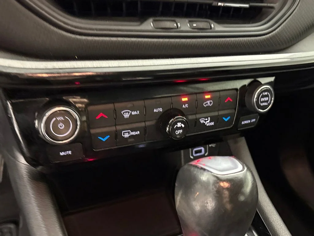 Used 2022 Silver Jeep Trailhawk image 37