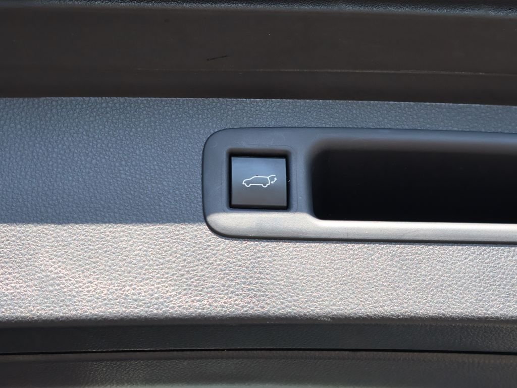 Used 2022 Silver Toyota XLE image 17