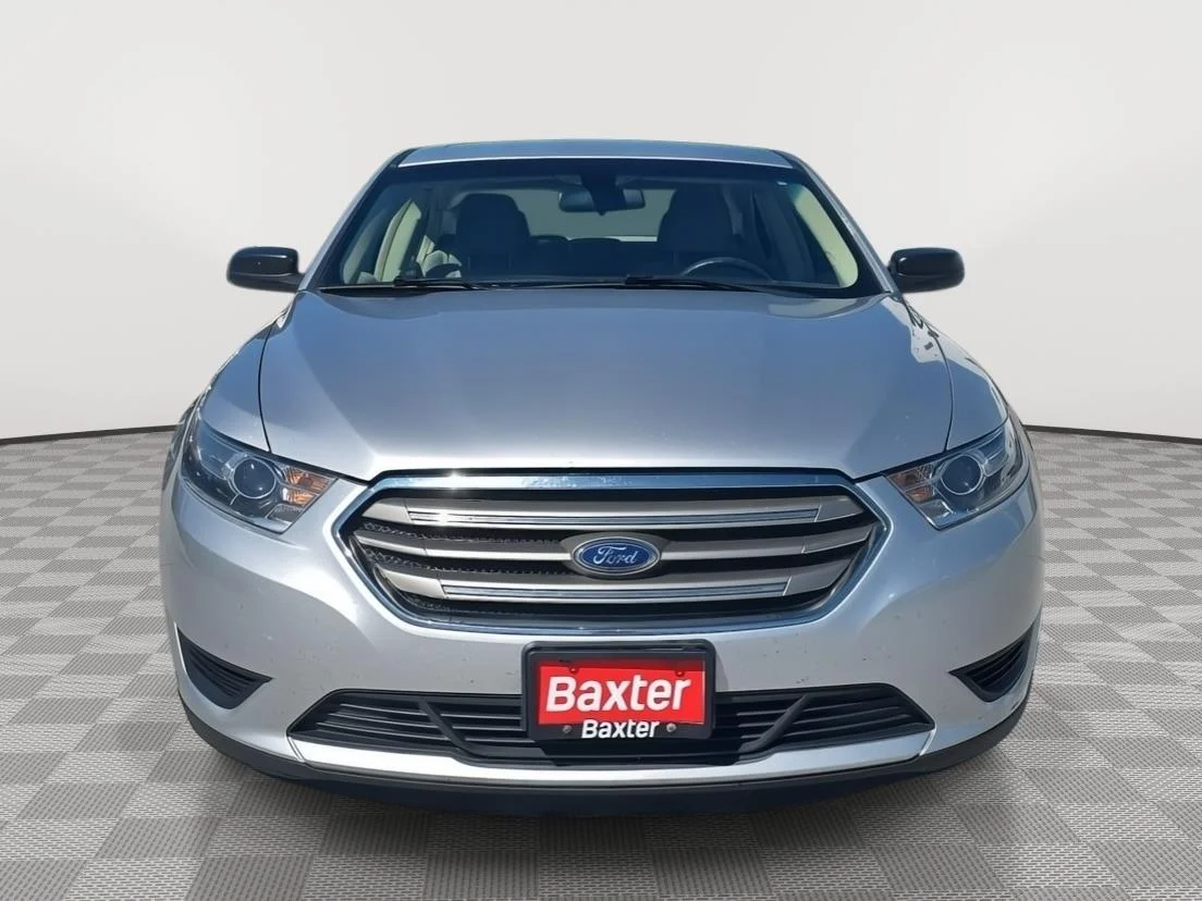 Used 2018  Ford SE FWD image 2