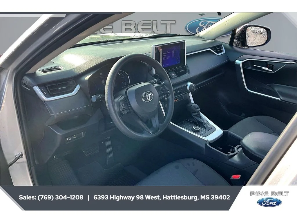 2024 Toyota RAV4 XLE - Photo 12