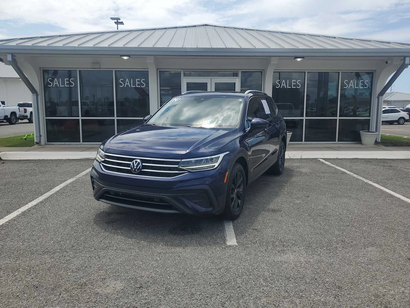 Used 2024 Blue Volkswagen SE image 1