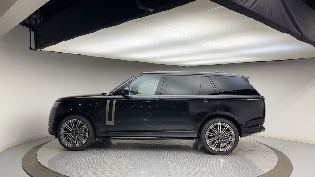 Used 2025  Land Rover SE image 5
