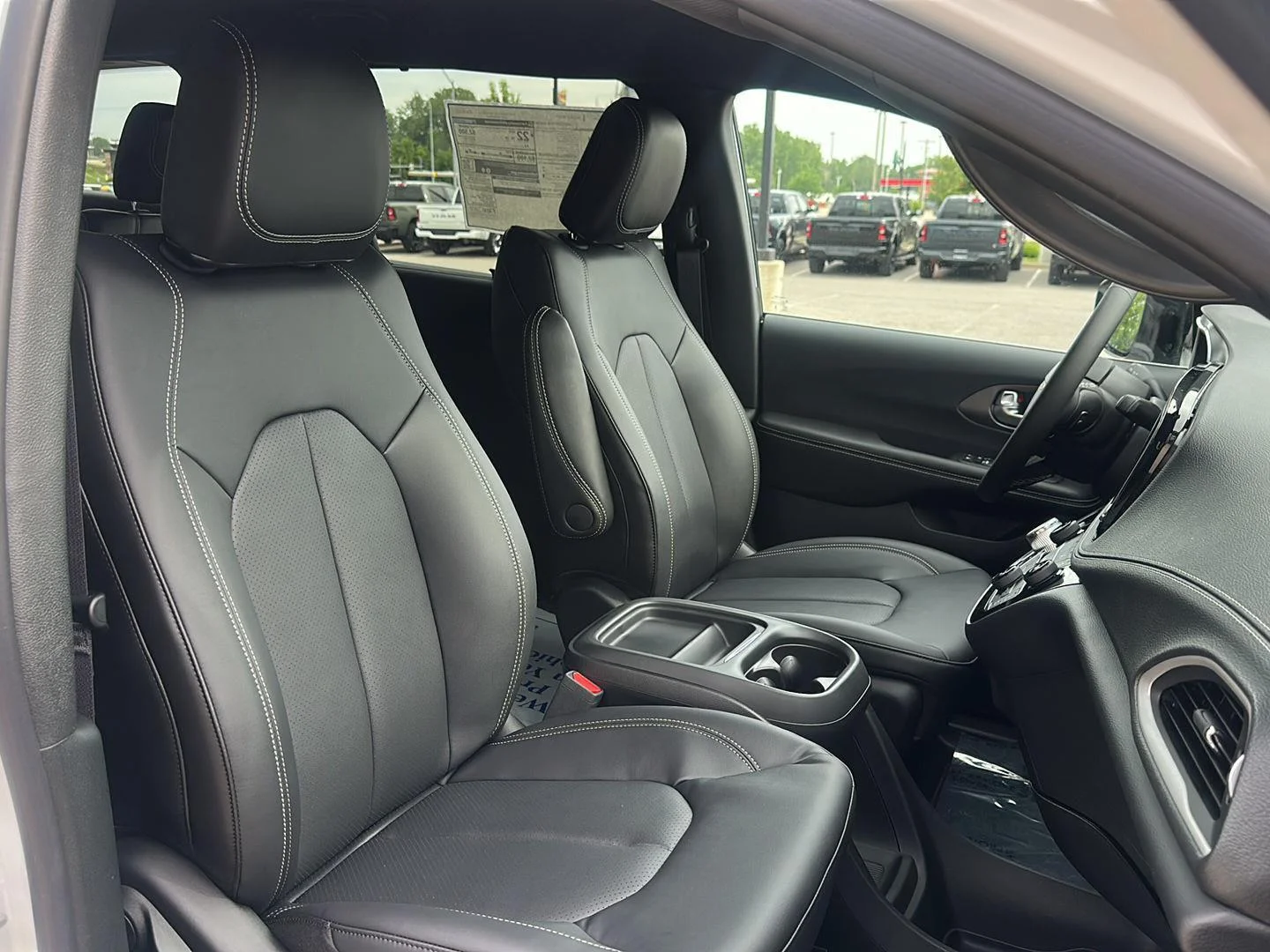 New 2027 Bright White Clearcoat Chrysler Select image 36