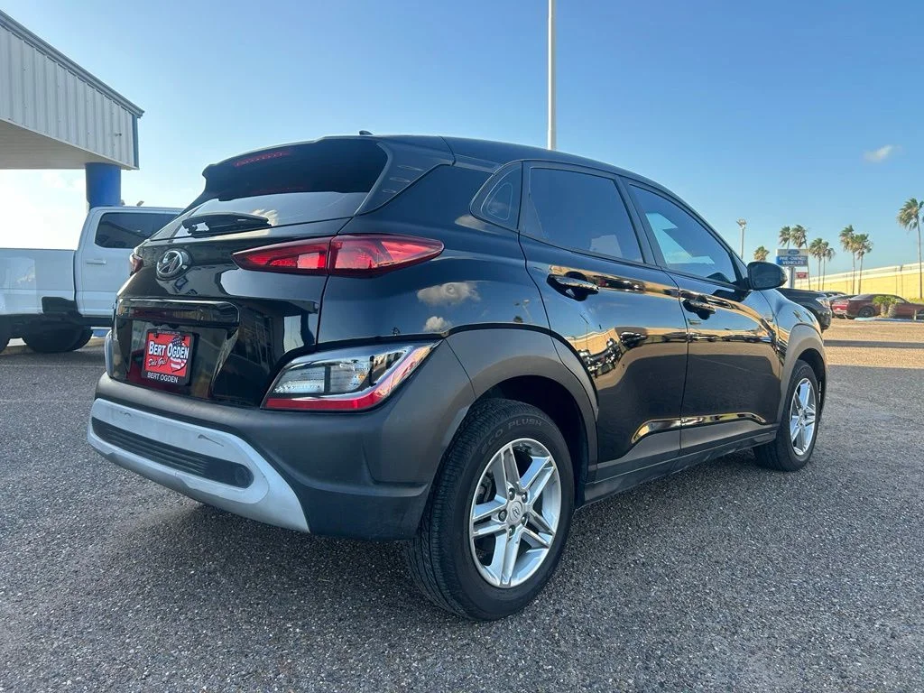 Used 2023 Black Hyundai SE image 5