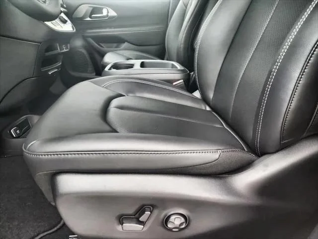 2026 Chrysler Pacifica Select - Photo 20
