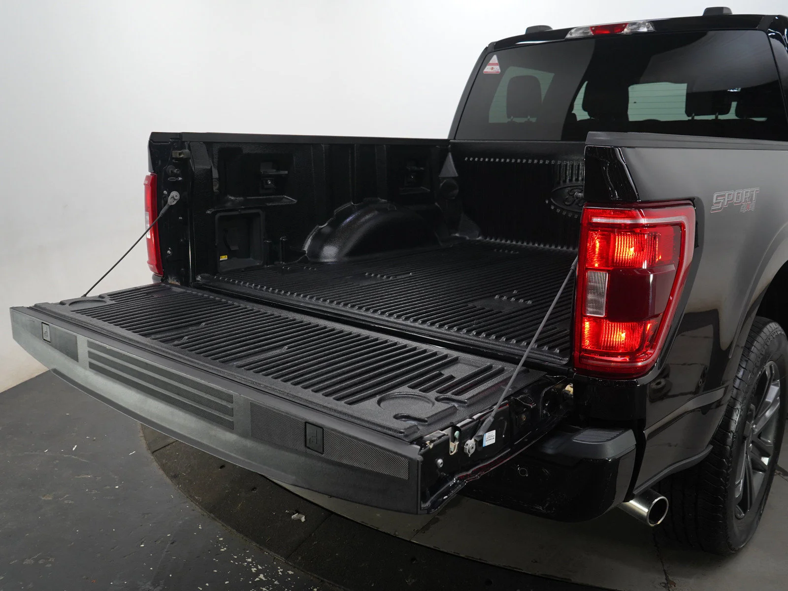 Used 2023 Agate Black Metallic Ford XLT image 9