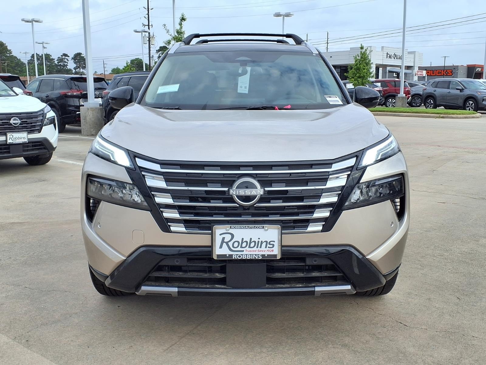 New 2026 Champagne Silver Metallic / Super Black Two-tone Nissan Platinum image 21