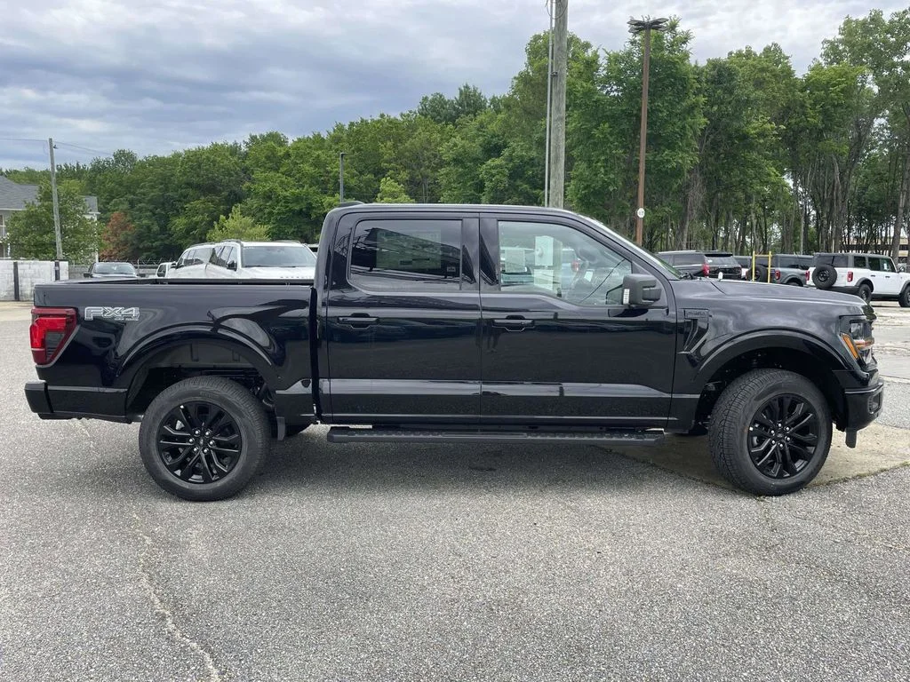 New 2026 Agate Black Metallic Ford XLT image 2