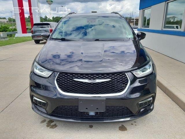 Used 2022 Brilliant Black Crystal Pearlcoat Chrysler Touring L image 4
