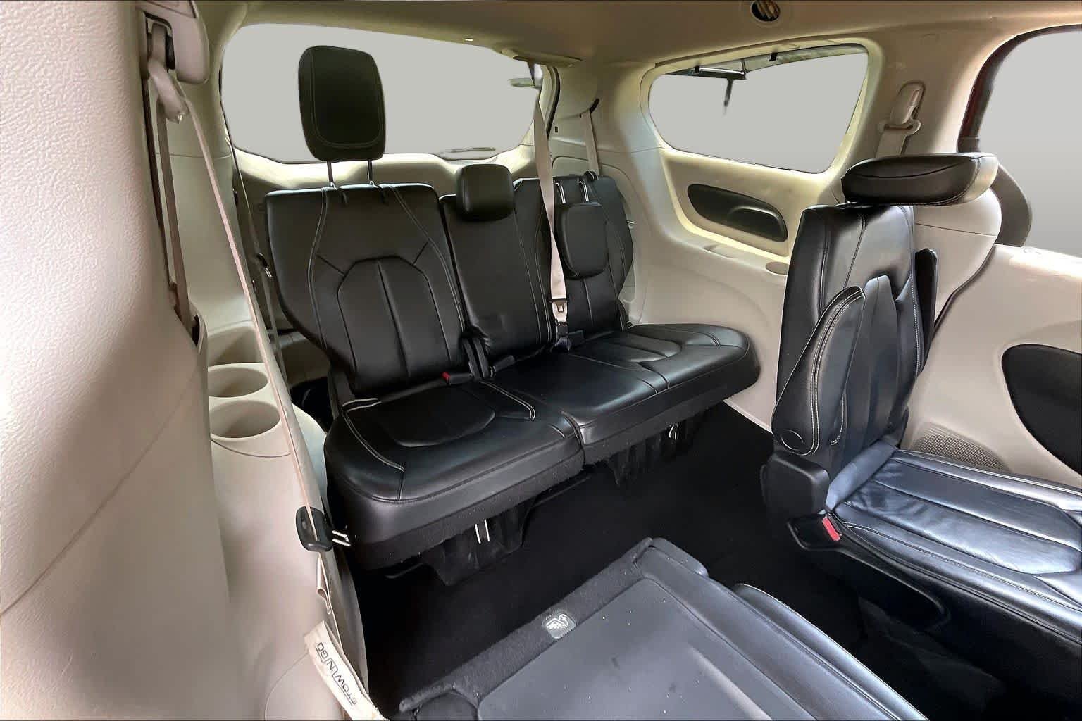 Used 2022 Velvet Red Pearlcoat Chrysler Touring L image 32