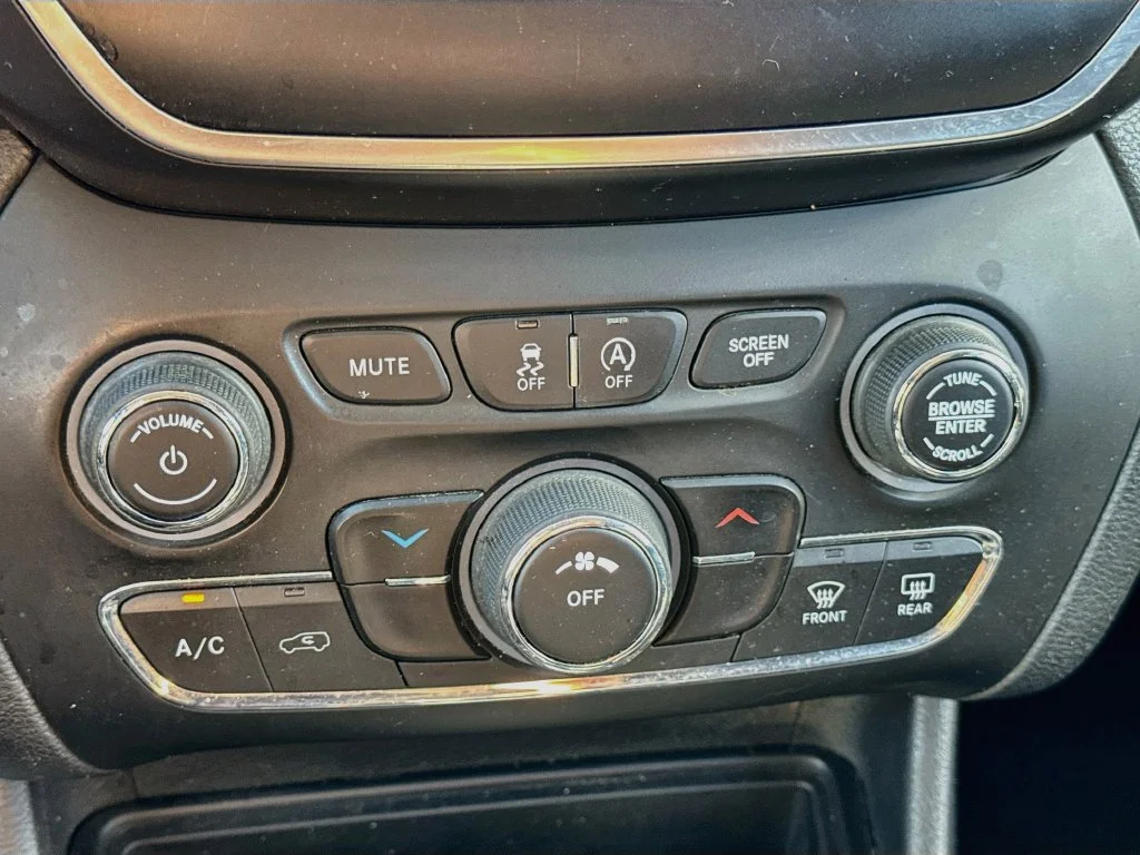 Used 2020 Green Jeep Latitude image 18