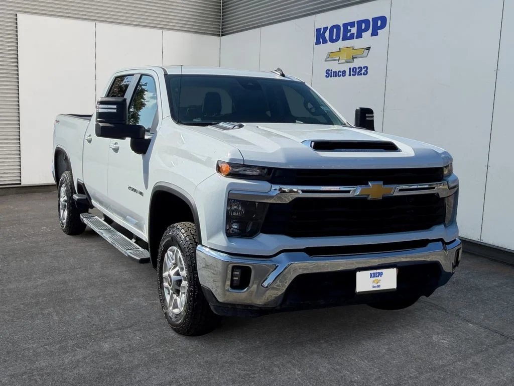 Used 2025 Summit White Chevrolet LT image 7