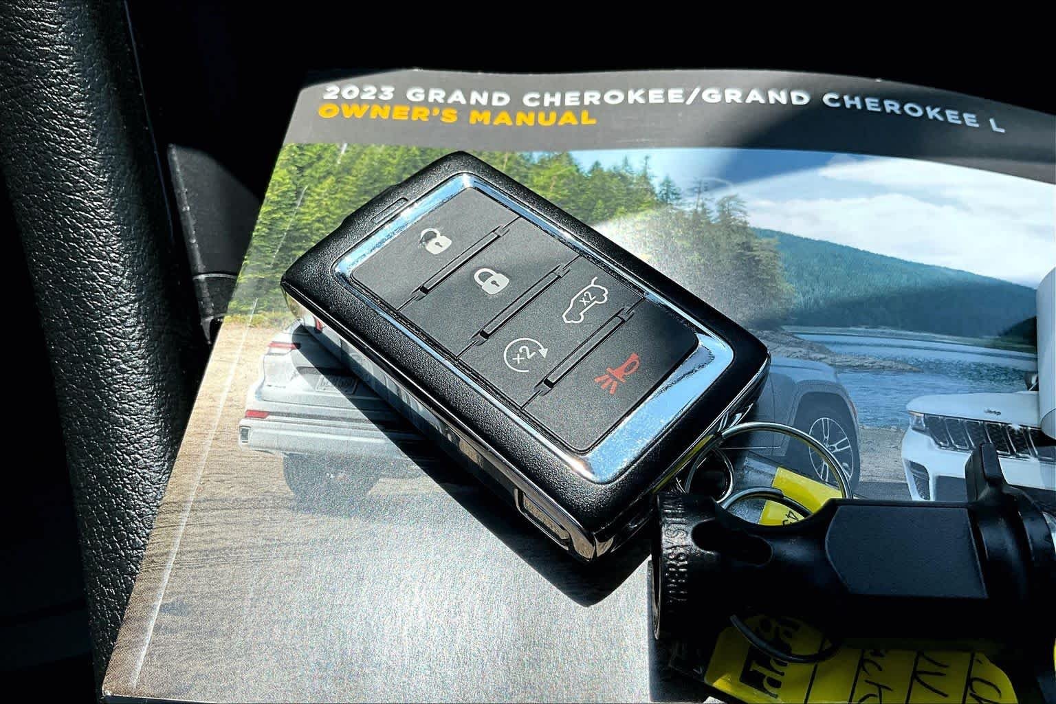 Used 2023 Baltic Gray Metallic Clearcoat Jeep Altitude image 15