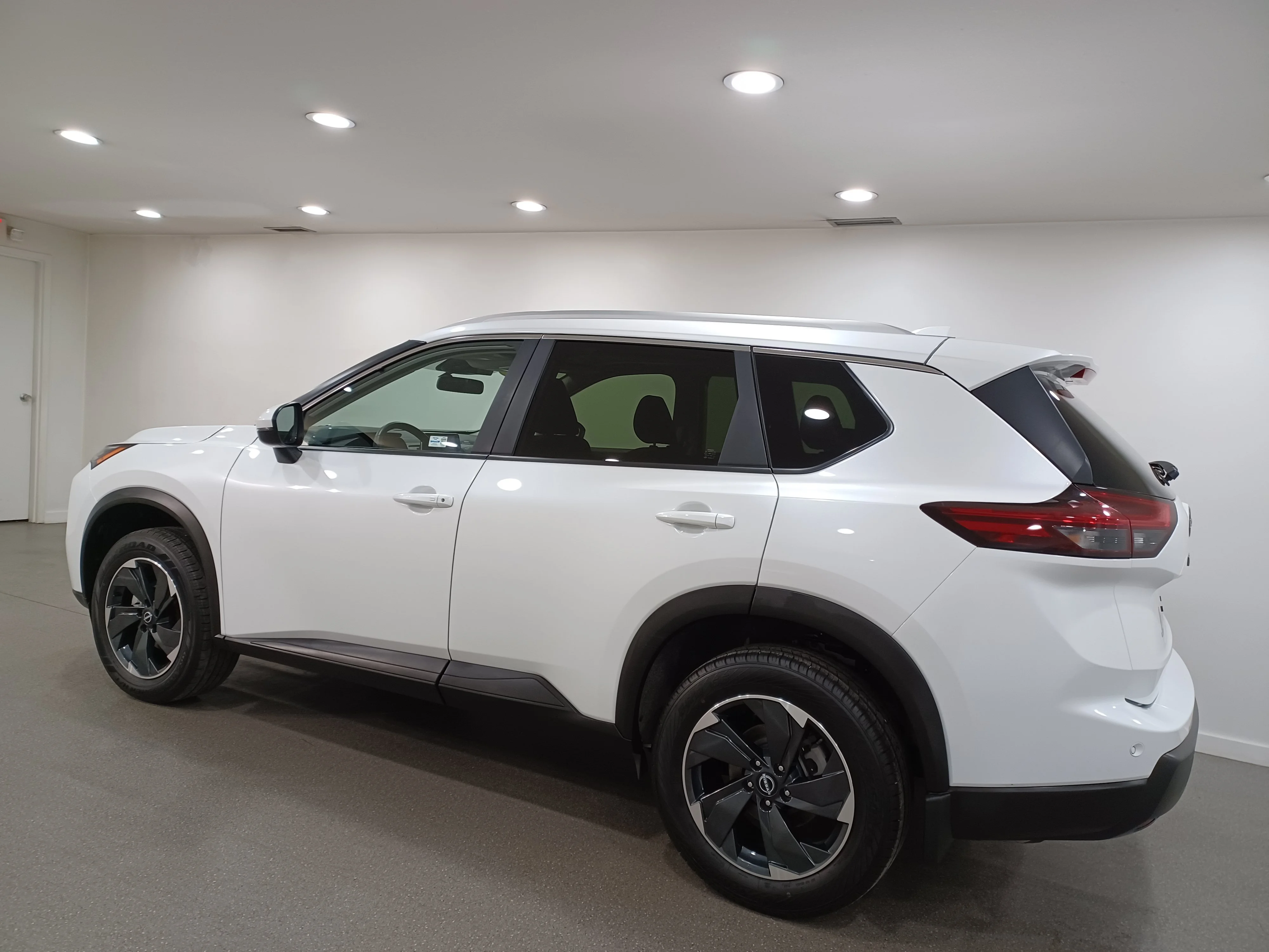 Certified Used 2025 Everest White Tricoat Pearl Nissan SV*Adaptive Cruise | Remote Start | Htd Seats | Pano Roof | Htd Wheel | Blind Spot Detection image 7