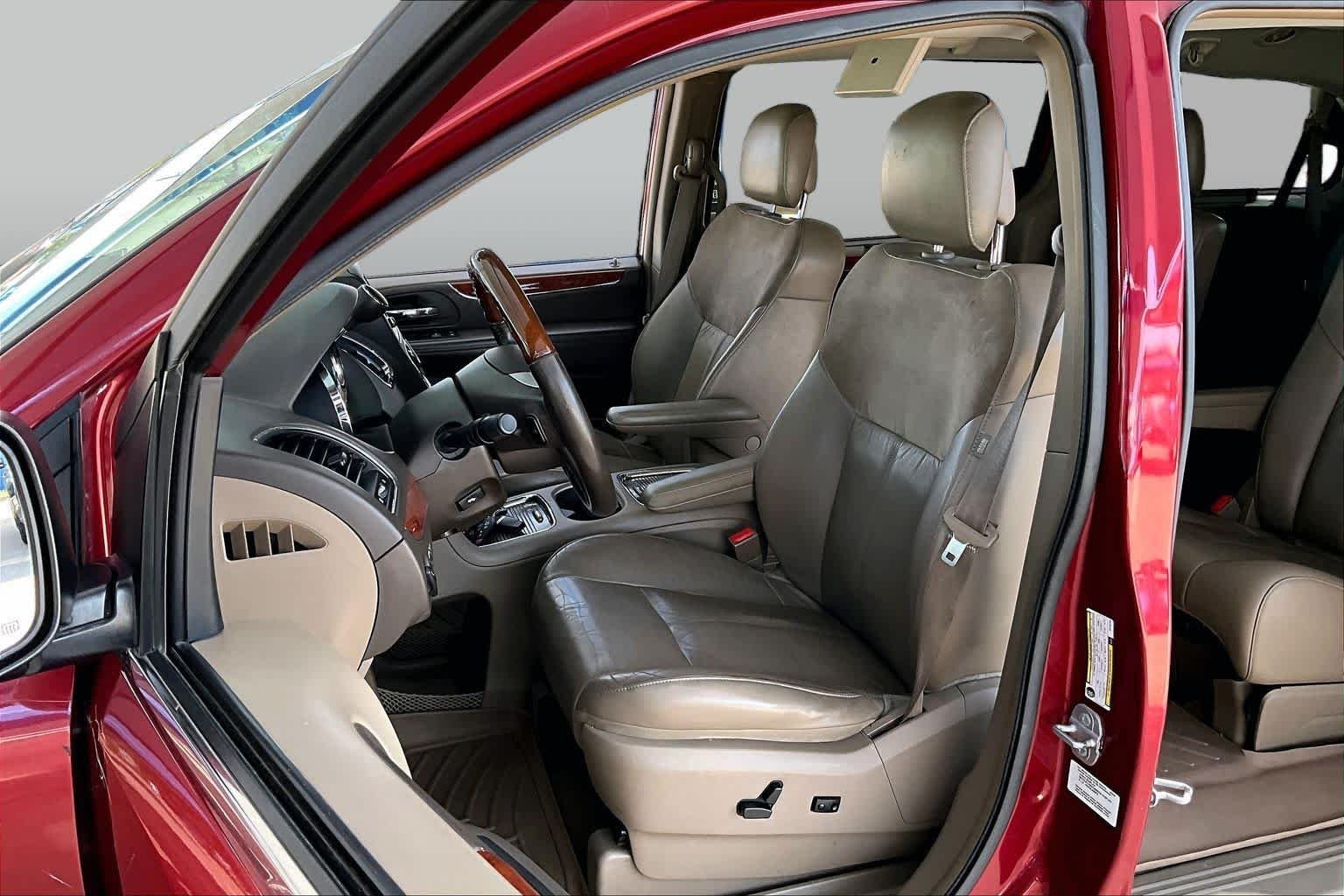 Pre-Owned 2014 Chrysler Town & Country Limited