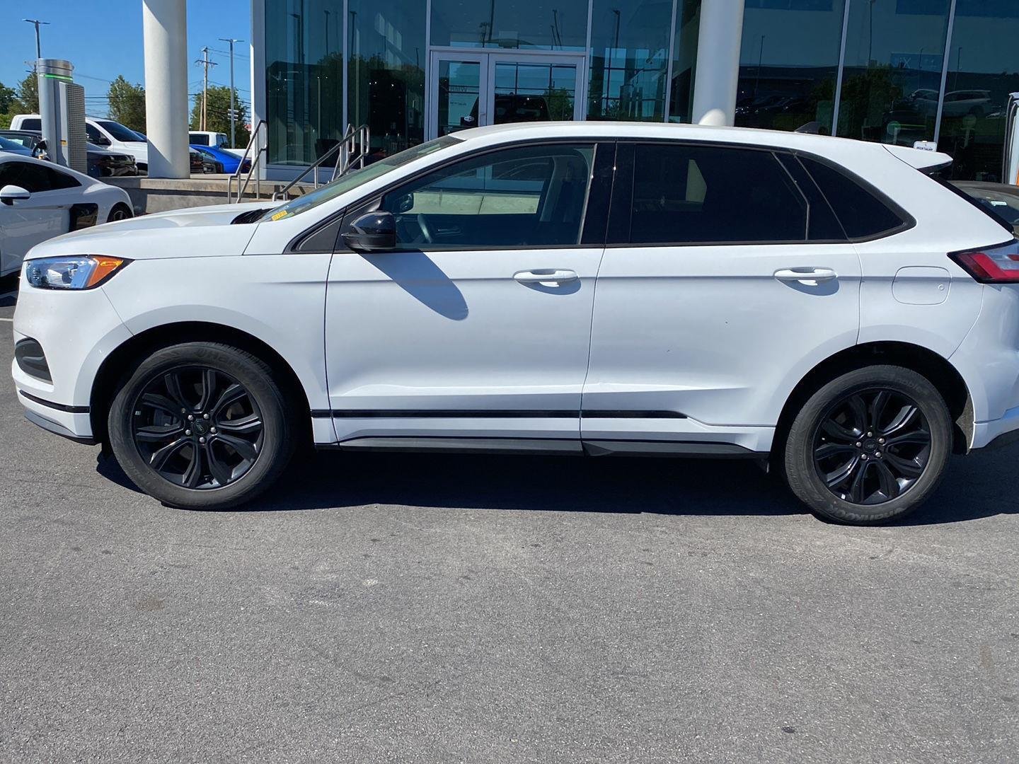 Used 2023 Oxford White Ford SE image 4