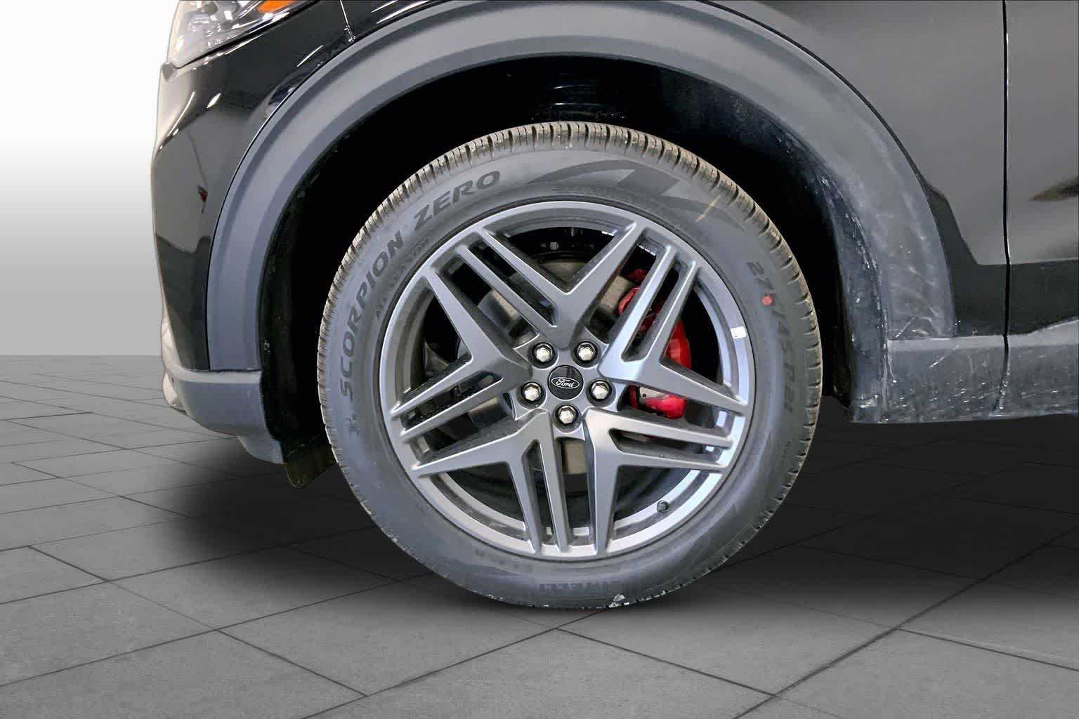 New 2026 Agate Black Metallic Ford ST-Line image 9