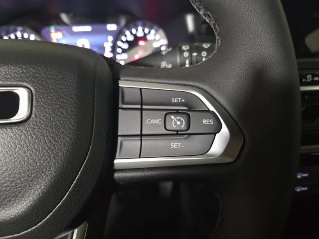 New 2026 Diamond Black Crystal Pearl-Coat Exterior Paint Jeep Latitude image 25