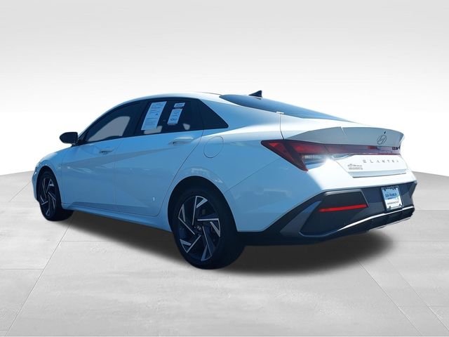 Used 2025 White Hyundai SE image 6