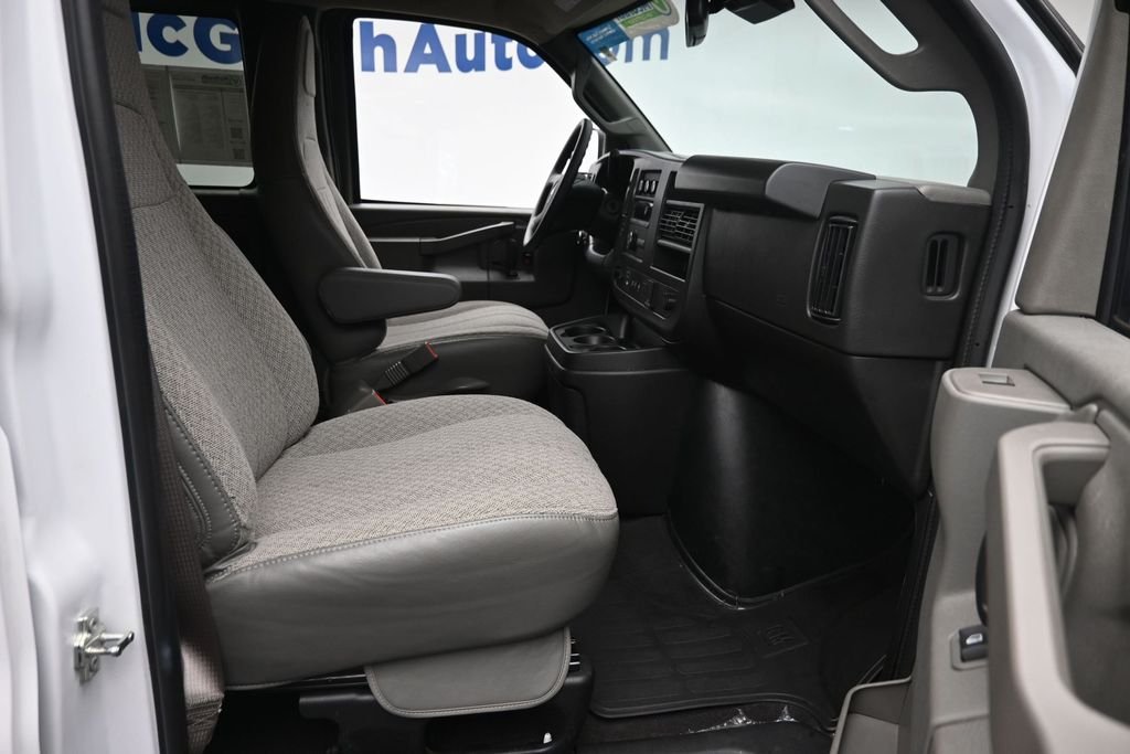 Used 2025 White Chevrolet LT image 9