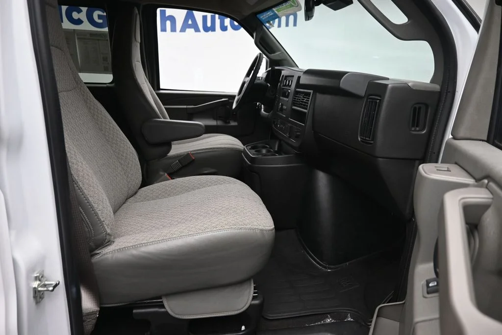 Used 2025 White Chevrolet LT image 9