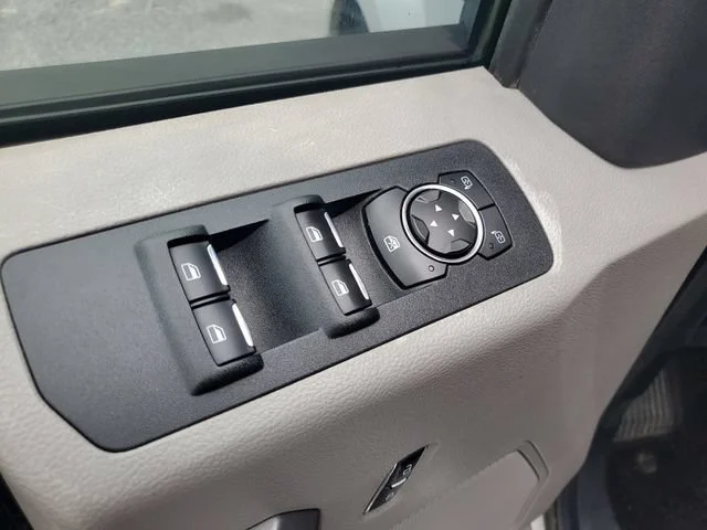 Used 2015 Ingot Silver Me Ford XL image 9