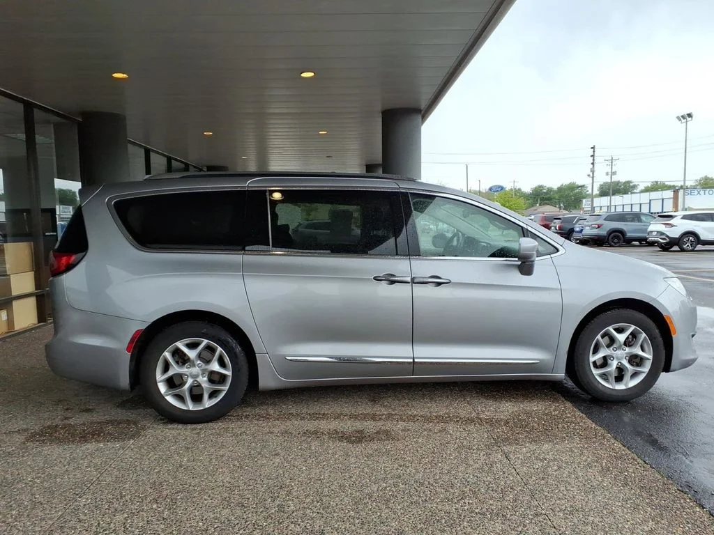 Used 2018 Chrysler Pacifica Touring L with VIN 2C4RC1BG5JR321098 for sale in Moline, IL