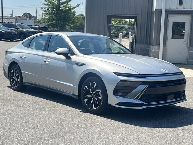 Used 2025 Silver Hyundai SEL image 15