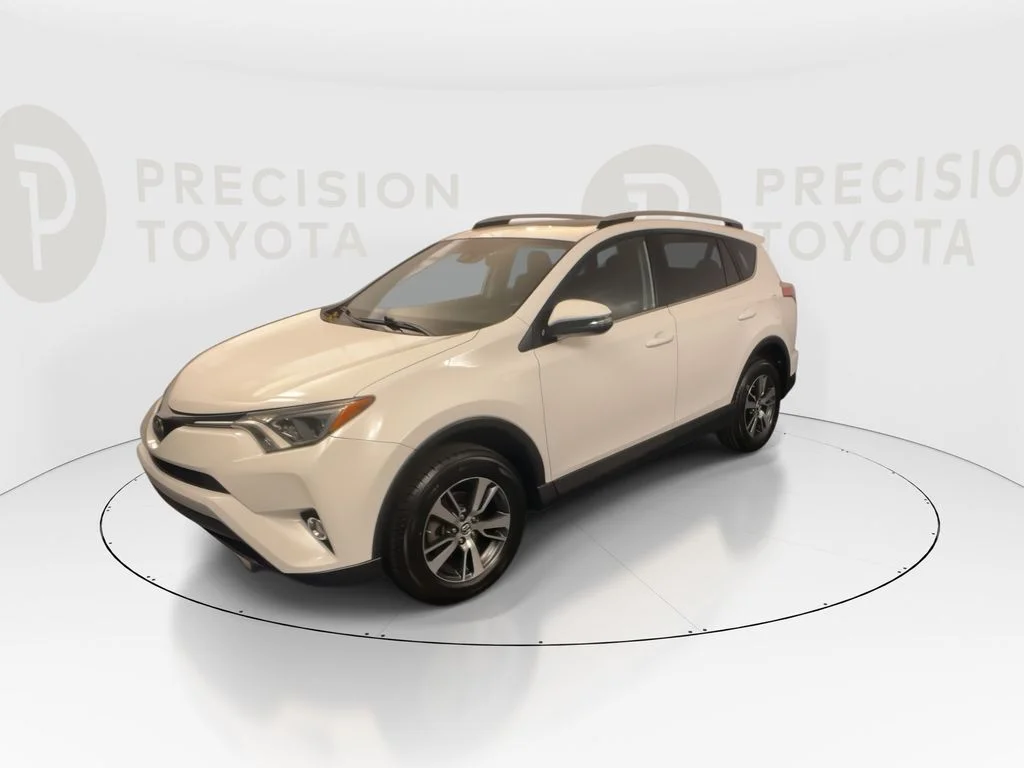 Used 2018 Super White Toyota XLE image 8