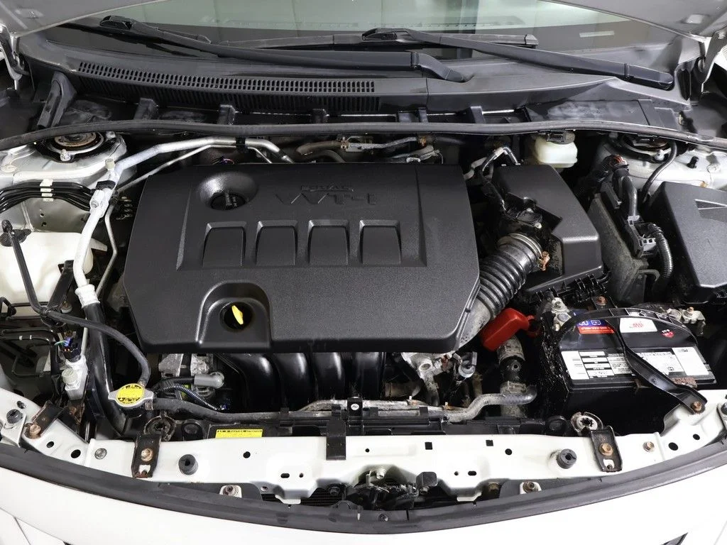Used 2011 Silver Toyota LE image 15