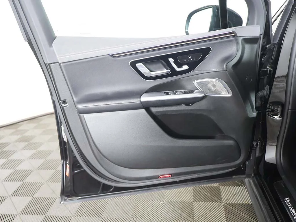 Used 2023 Black Mercedes-Benz 500 SUV image 25