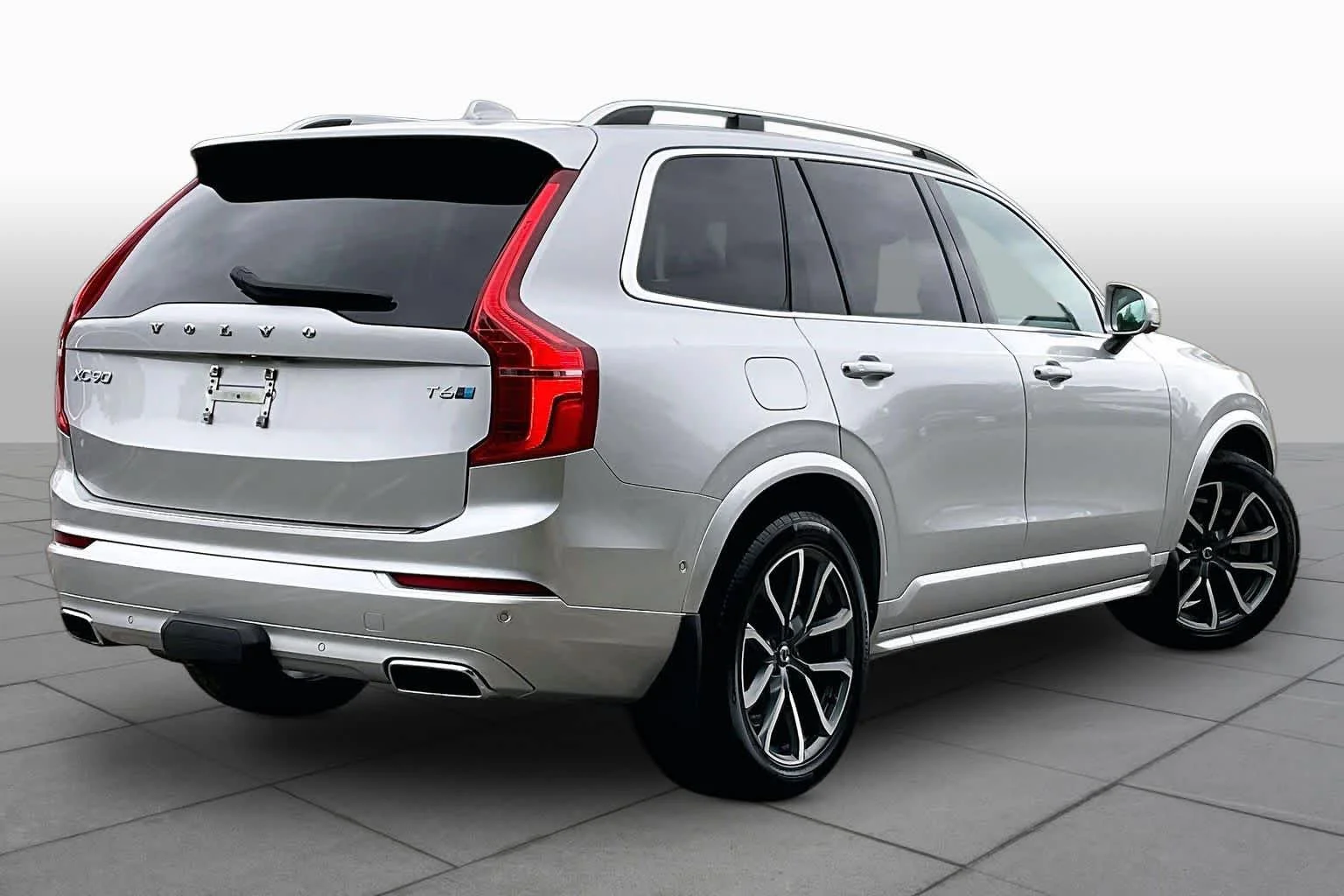 Used 2019 Bright Silver Metallic Volvo Momentum image 12