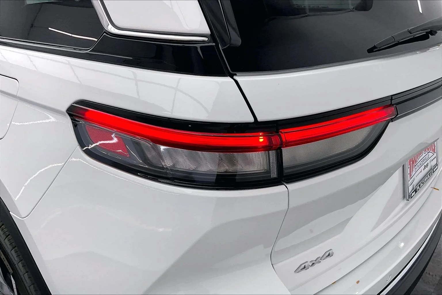 New 2027 PW7 Bright White Clear Coat Jeep Laredo X image 16