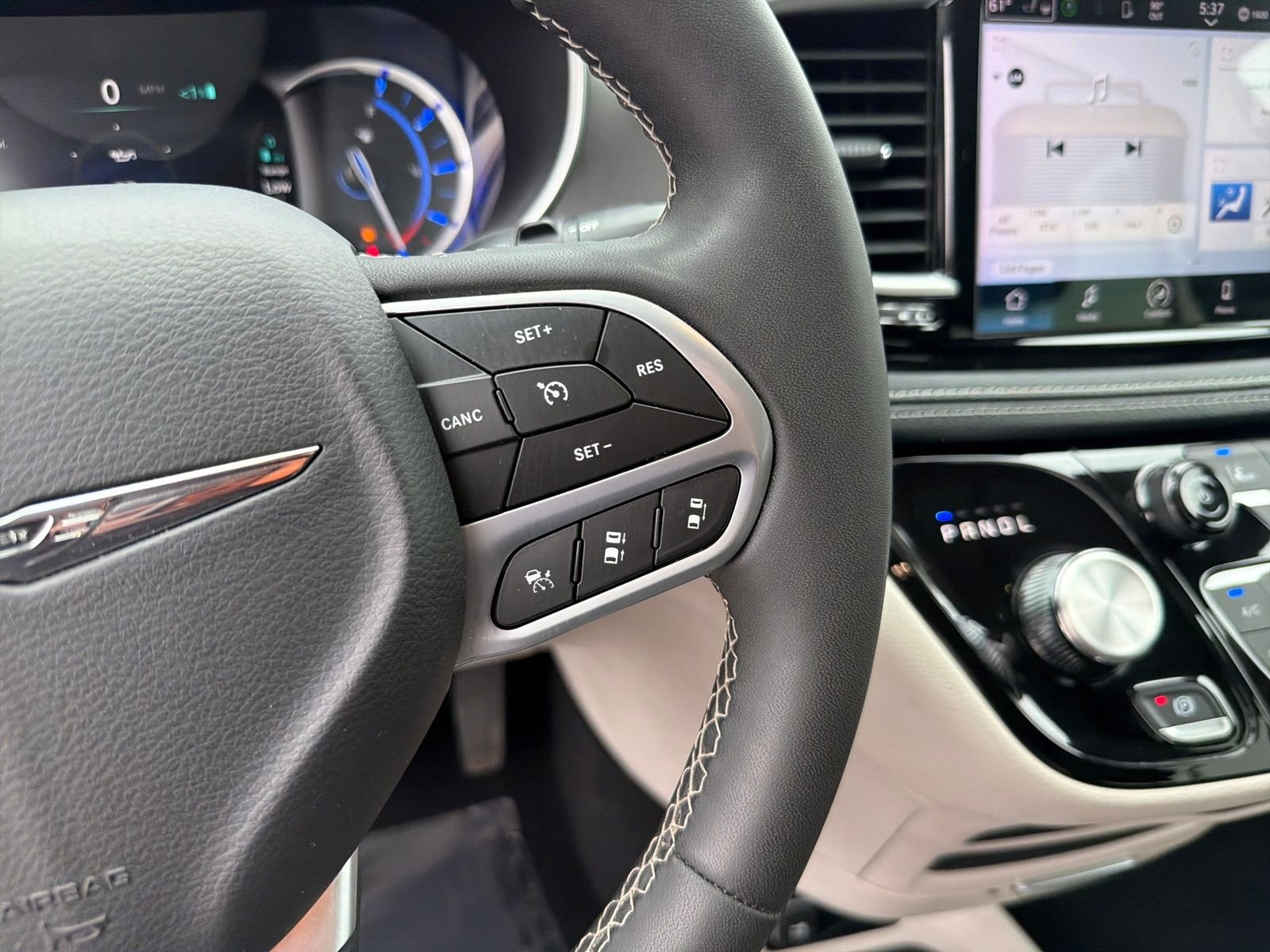 Used 2023 Crystal Metallic Chrysler Touring L image 17