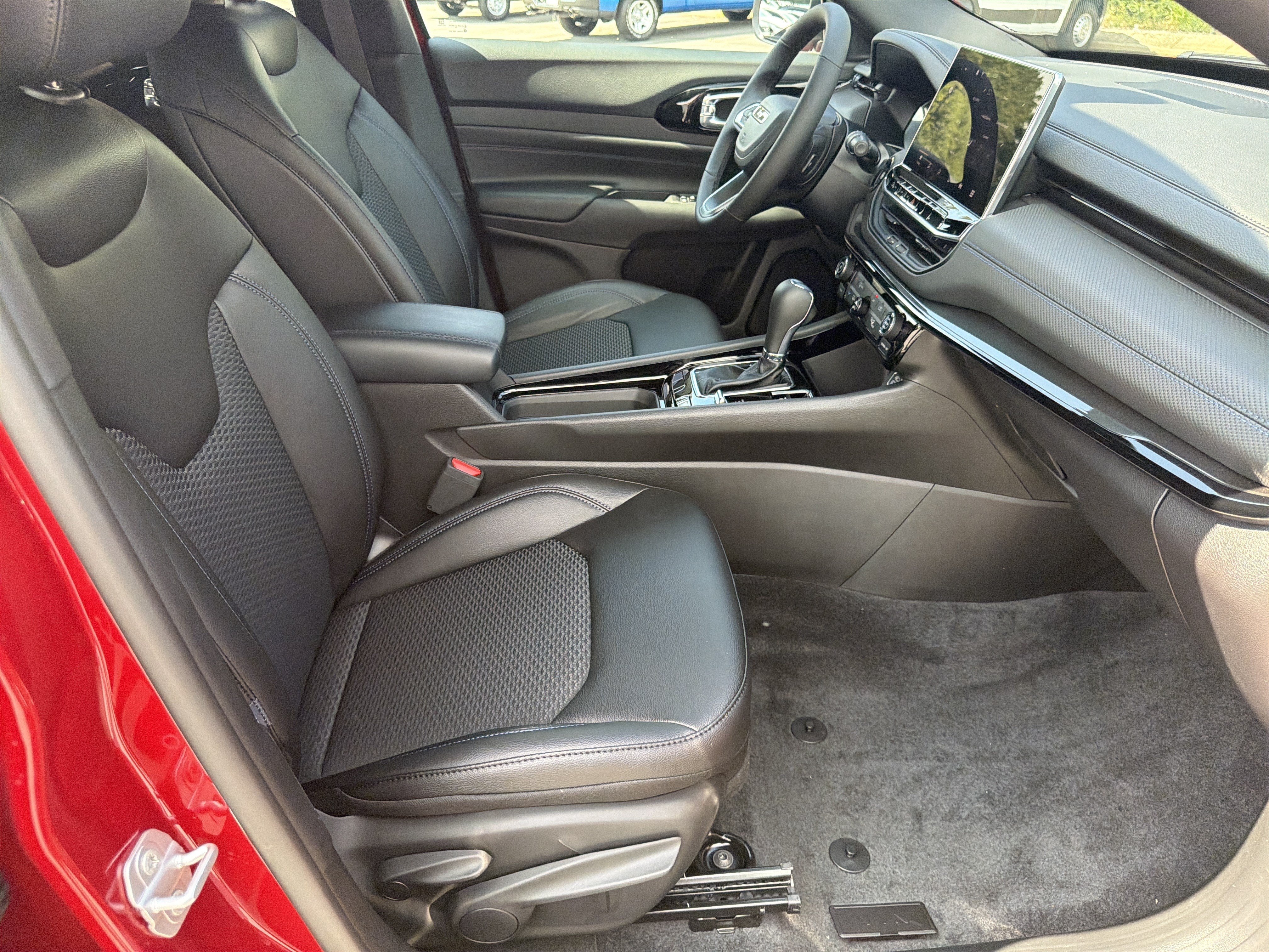 New 2026 Red Hot Pearl-Coat Exterior Paint Jeep Latitude image 17
