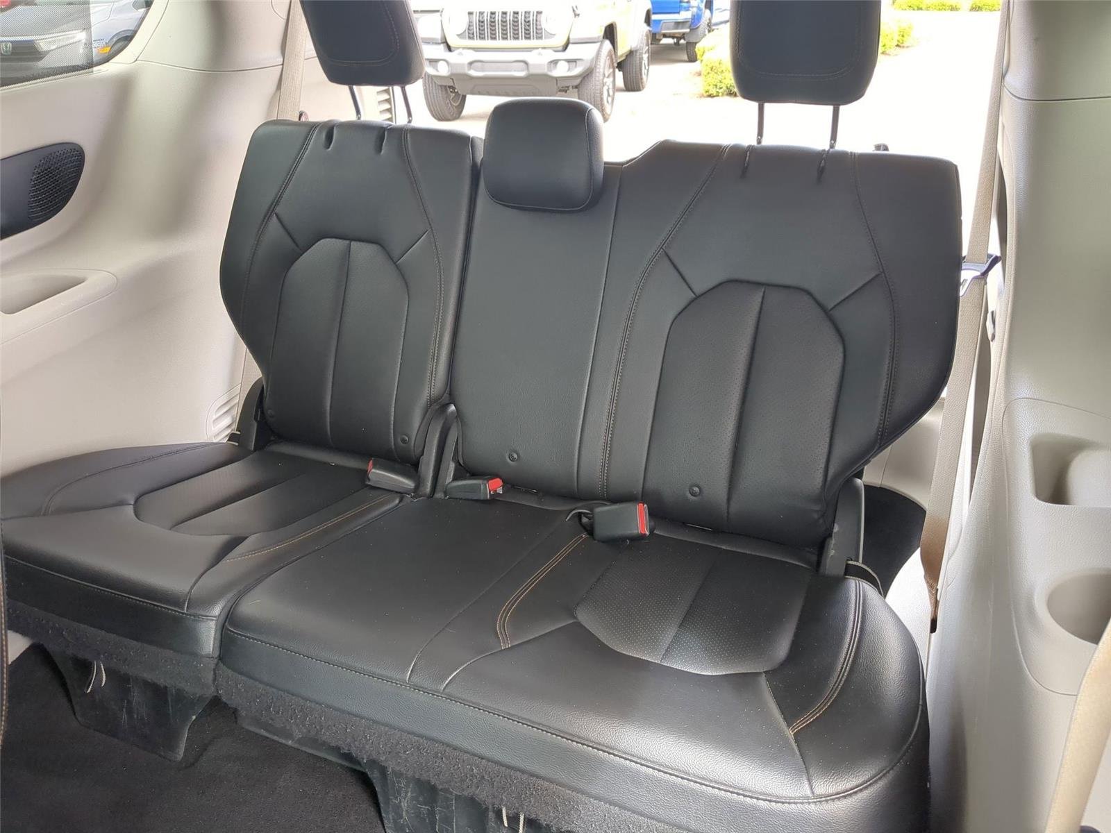Used 2018 Brilliant Black Crystal Pearlcoat Chrysler Touring L Plus image 28