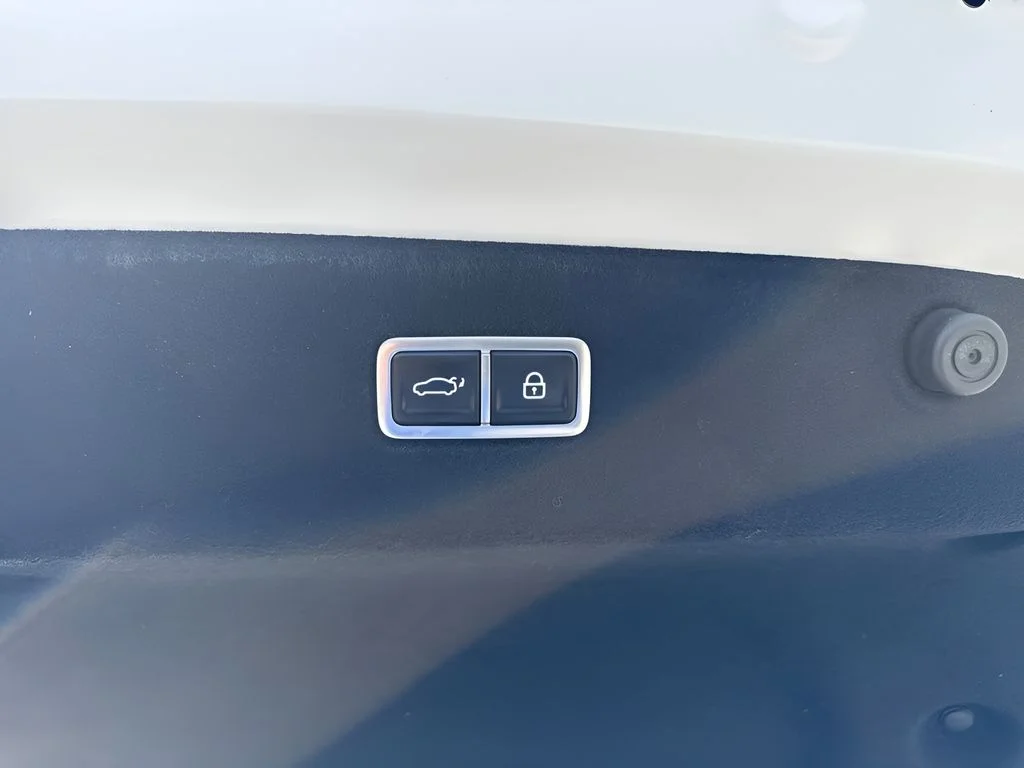 Used 2025 White Hyundai SEL image 32