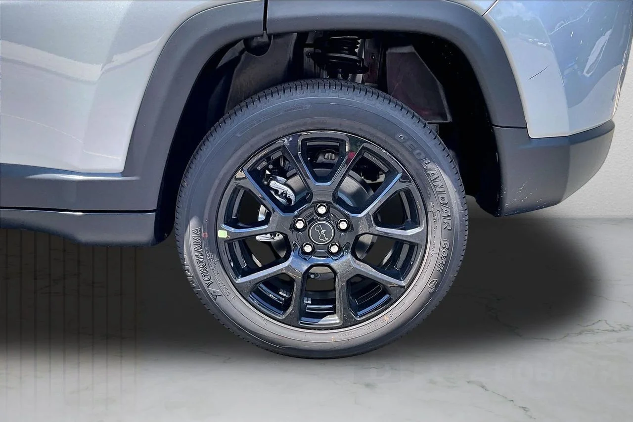 New 2026 Silver Zynith Metallic Clear-Coat Exterior Paint Jeep Latitude image 32